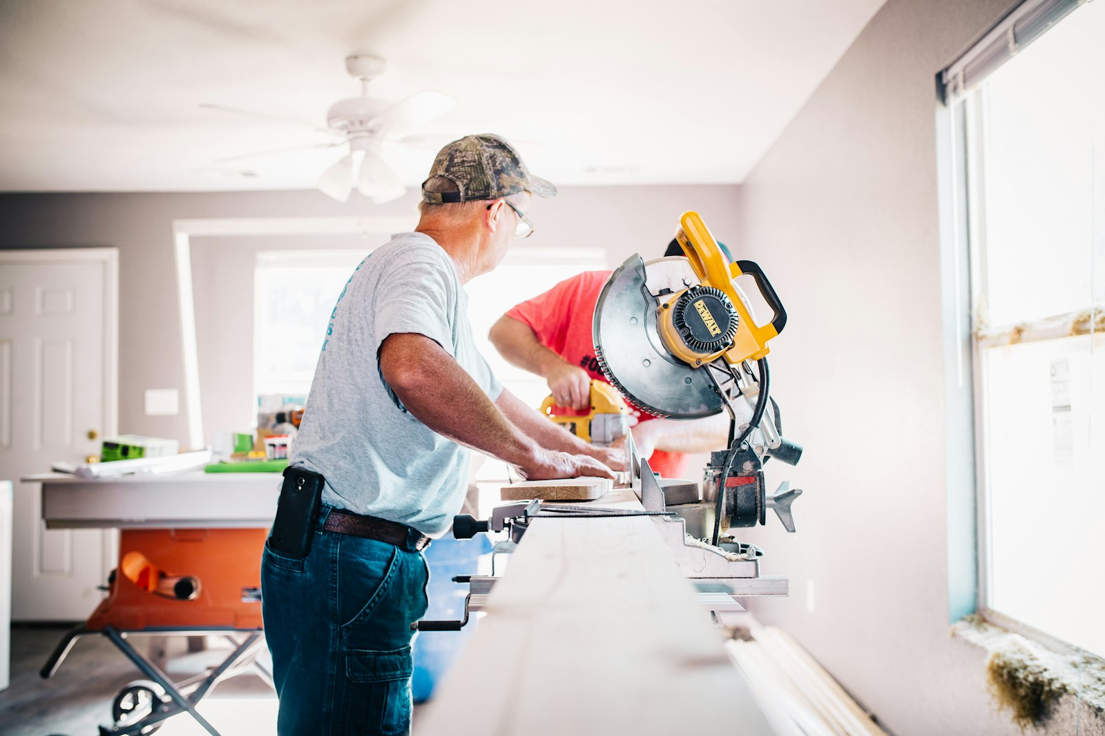 Twee vakmensen aan het werk in een woning